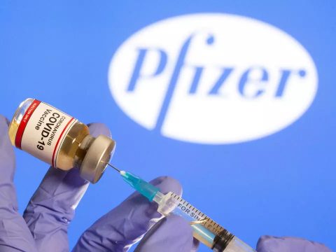 Az EU aláírta a Pfizerrel a további 1,8 milliárd adag oltóanyagra vonatkozó harmadik szerződést