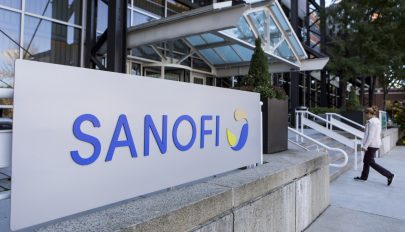 A francia Sanofi besegít a Pfizer-BioNTechnek az oltóanyaga gyártásába