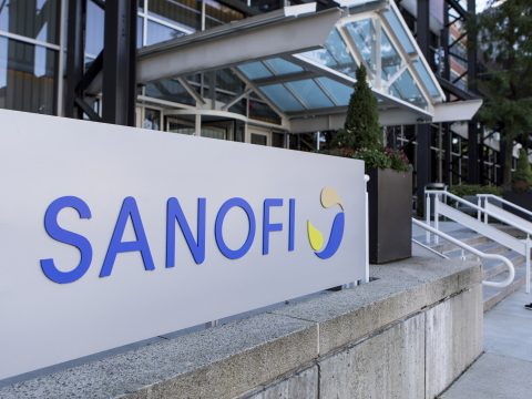 A francia Sanofi besegít a Pfizer-BioNTechnek az oltóanyaga gyártásába