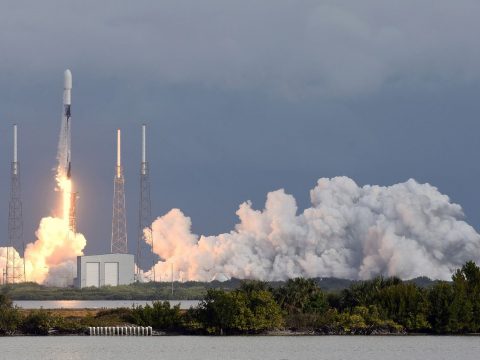 Rekordszámú, 143 műholdat vitt magával a világűrbe a SpaxeX rakétája
