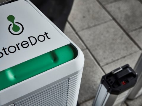 Hamarosan jöhetnek az öt perc alatt feltölthető elektromos autók