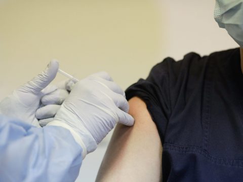 Oltáskampány: február 16-áig elhalasztják a 65 év alattiak immunizálását