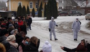 A fertőtlenítőbrigád sem hiányozhatott