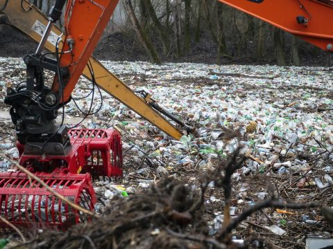 A környezetvédelmi tárca erőfeszítéseket tesz, hogy a folyók ne vigyenek úszó hulladékot Magyarországra
