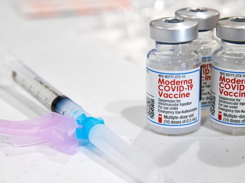 Újabb szállítmány Moderna vakcina érkezett az országba