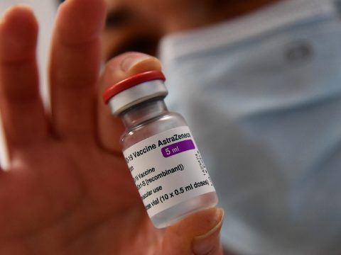 Csütörtökön 163.200 adag AstraZeneca-vakcina érkezik Romániába
