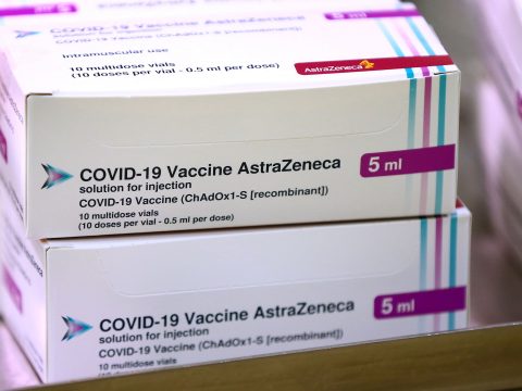 Megkezdik vasárnap az AstraZeneca vakcina szétosztását az országban