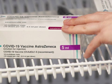 Folytatódik az oltás az AstraZeneca ideiglenesen félretett dózisaival