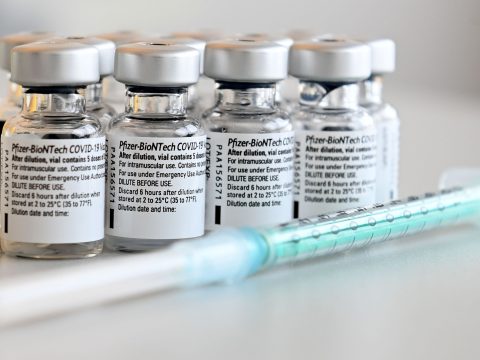 Teljes jóváhagyást kapott a Pfizer-BioNTech vakcina az Egyesült Államokban