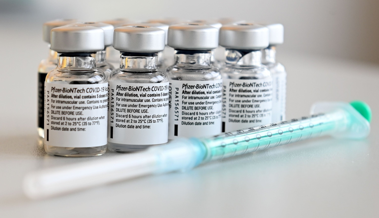 Az EU jóváhagyta az 1,8 milliárd adag Pfizer/BioNTech-vakcina beszerzéséről szóló szerződést