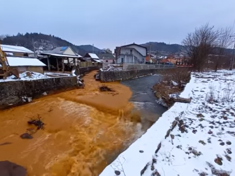 Egy bezárt máramarosi bányából kiömlött, tisztítatlan bányavíz okozta a Szamos fémszennyezését
