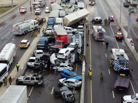 Roncsderbi az autópályán: több mint 130 autó ütközött össze egy amerikai sztrádán