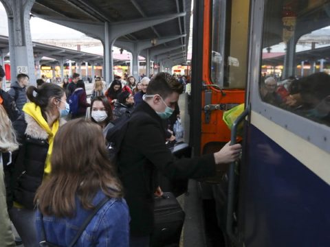 FRISSÍTVE: Ellentmond egymásnak Barna és Orban az egyetemisták ingyenes vonatjegyei kapcsán