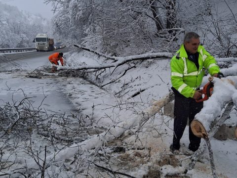 FRISSÍTVE: Havazás miatt akadozik a forgalom