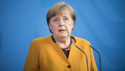 Megkapta az első adag oltást Angela Merkel