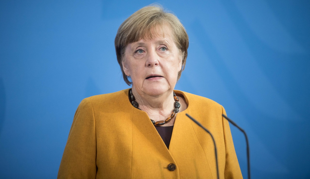 Merkel: a magyar törvény hátrányosan különbözteti meg a homoszexuális fiatalkorúakat