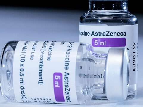 Románia folytatja az immunizálást az AstraZeneca vakcinával