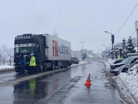 Kamion és személyautó ütközött a kórház előtt