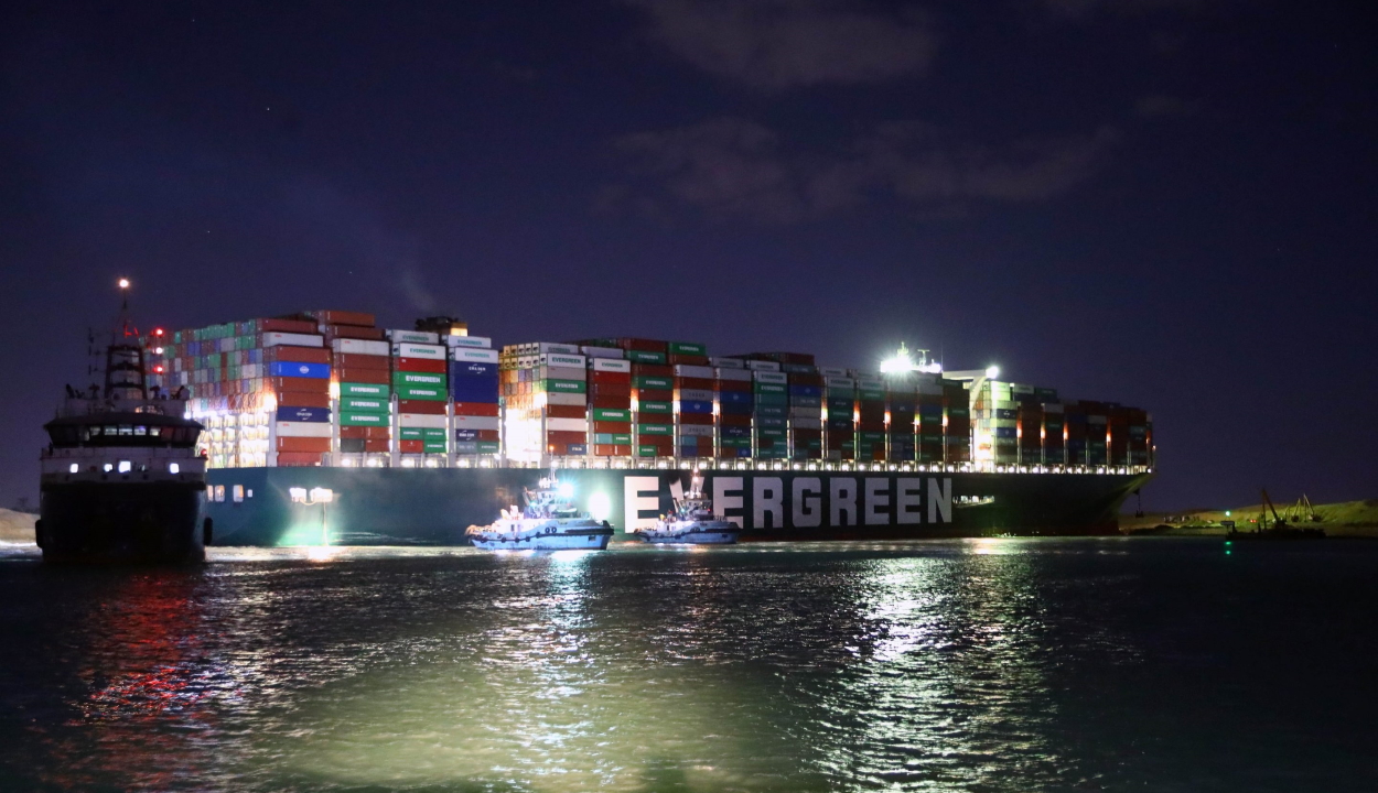 Kiszabadult a Szuezi-csatornát elzáró teherhajó