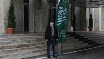 Zöld Péntek: gyalog ment a Victoria palotába Florin Cîţu miniszterelnök