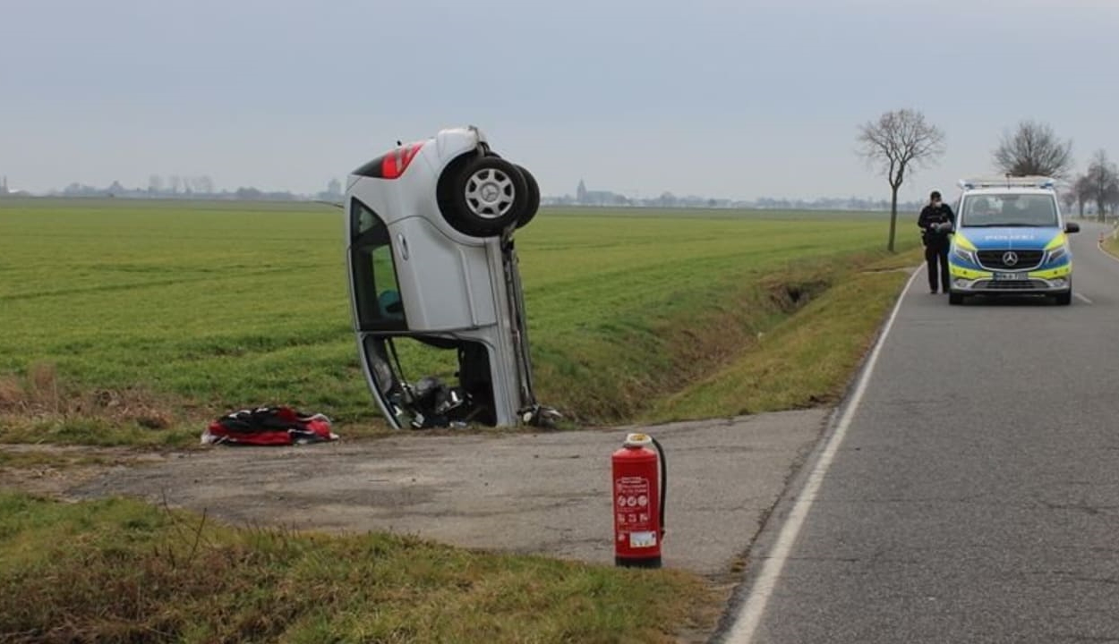 Bizarr balesetet szenvedett egy 81 éves német sofőr
