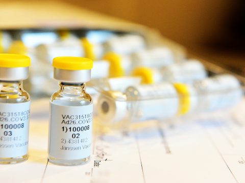 FRISSÍTVE: Az Európai Gyógyszerügynökség forgalmazásra ajánlja a Johnson & Johnson vakcináját