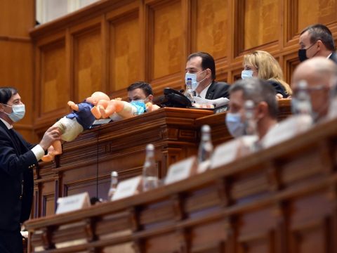 Megszavazta cikkelyenként a parlament plénuma a költségvetési törvény tervezetét