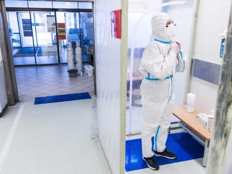 Koronavírus: negatív rekordot döntött az új fertőzöttek és az elhalálozások száma Magyarországon