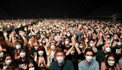 Kötelező maszkviseléssel 5000 fős koncertet tartottak Barcelonában