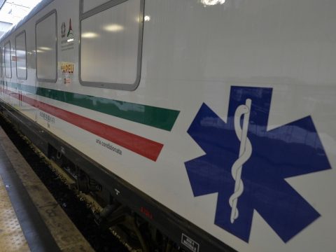 Mentővonattal csökkentik a kórházak terhelését Olaszországban