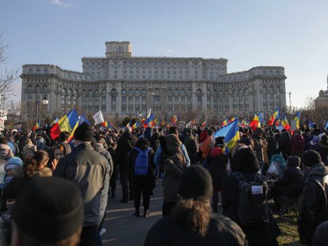 Több száz személy tüntetett a parlament előtt a védőoltások kötelezővé tétele ellen