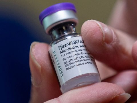 Az EMA megkezdte a Pfizer-vakcina használatának vizsgálatát a 12-15 éves korosztálynál