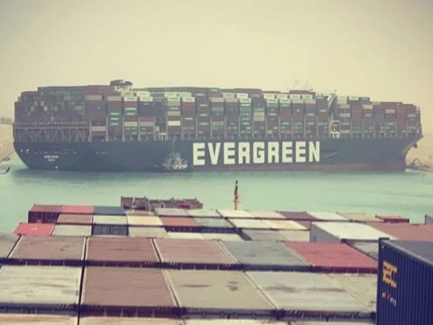 Beszorult egy hatalmas teherhajó a Szuezi-csatornában