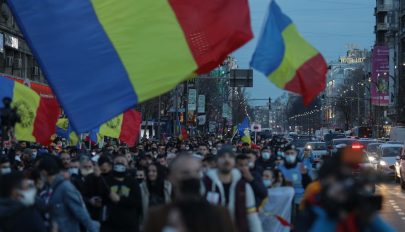 Bukarestben és az ország több városában tüntettek a korlátozások ellen