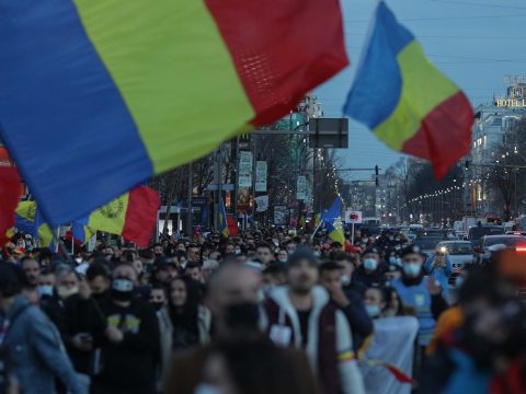 Bukarestben és az ország több városában tüntettek a korlátozások ellen