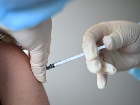 Március 15-étől megnyílnak a várólisták a koronavírus elleni oltásra