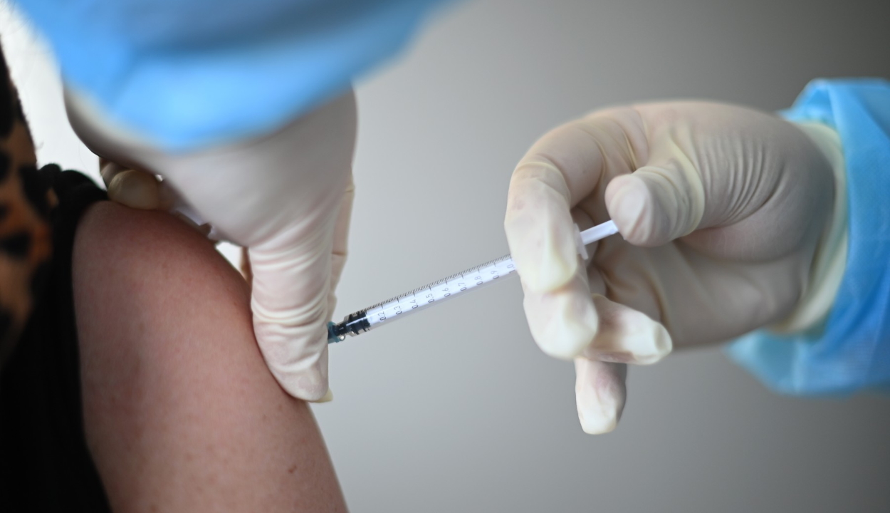 Oxfordi tudósok vizsgálják, hogy a két oltási dózishoz használhatók-e eltérő vakcinák