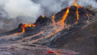 Látványos drónfelvételek készültek egy izlandi vulkánkitörésről