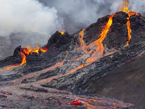 Látványos drónfelvételek készültek egy izlandi vulkánkitörésről
