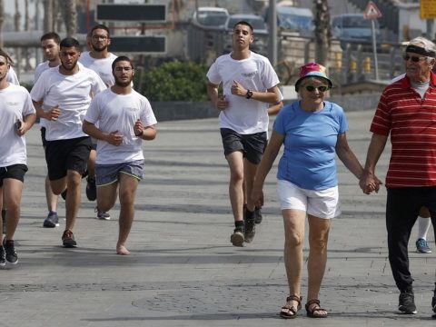 Már nem kötelező a maszk szabadtéren Izraelben