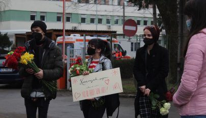 Virággal tüntették ki az egészségügyi dolgozókat