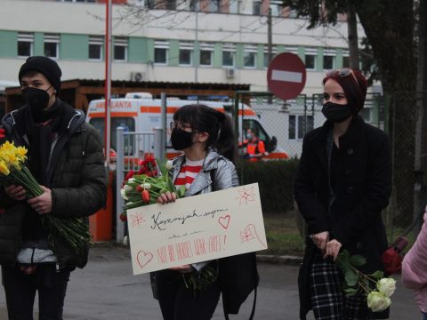 Virággal tüntették ki az egészségügyi dolgozókat