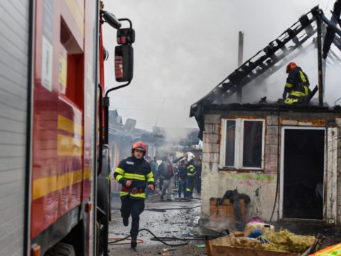 FRISSÍTVE: Ismét tűz ütött ki a csíksomlyói romatelepen