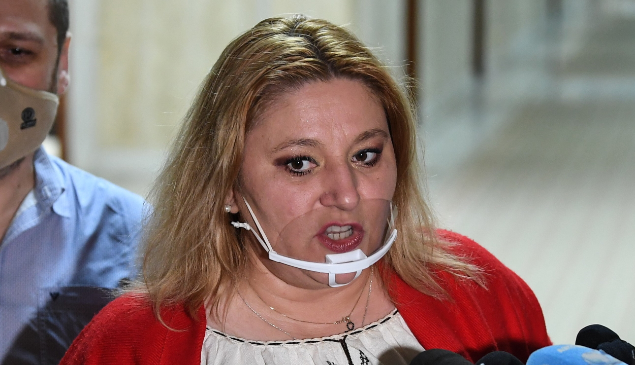 Vétett a parlament etikai szabályzata ellen Diana Şoşoacă