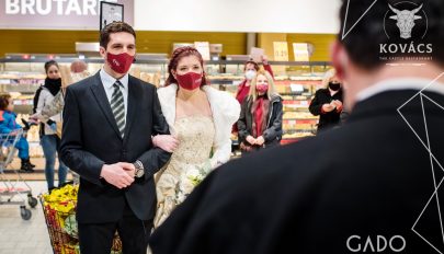 Egyedi tiltakozás: szupermarketben esküdött meg egy sepsiszentgyörgyi pár