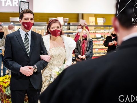 Egyedi tiltakozás: szupermarketben esküdött meg egy sepsiszentgyörgyi pár