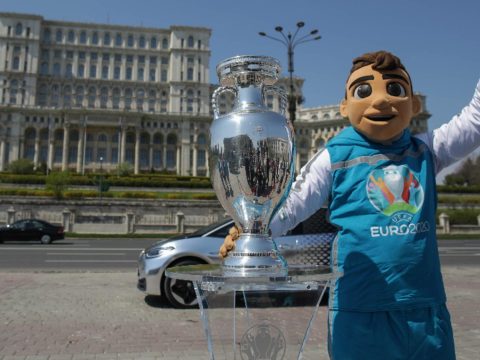 Bukarestbe érkezett a labdarúgó Európa-bajnokság trófeája