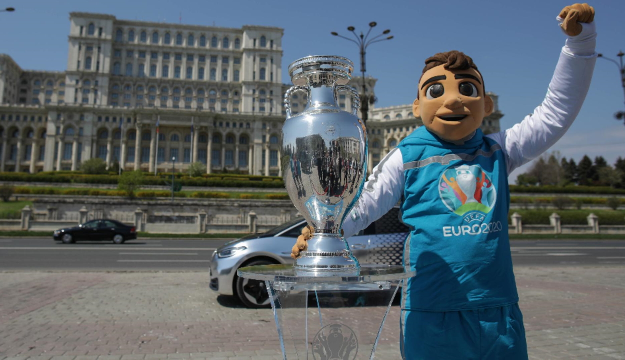 Bukarestbe érkezett a labdarúgó Európa-bajnokság trófeája