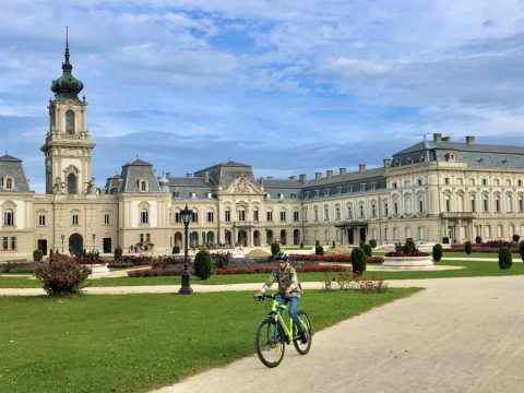 Cári palotaként jelenik meg a keszthelyi kastély a Netflix új sorozatában