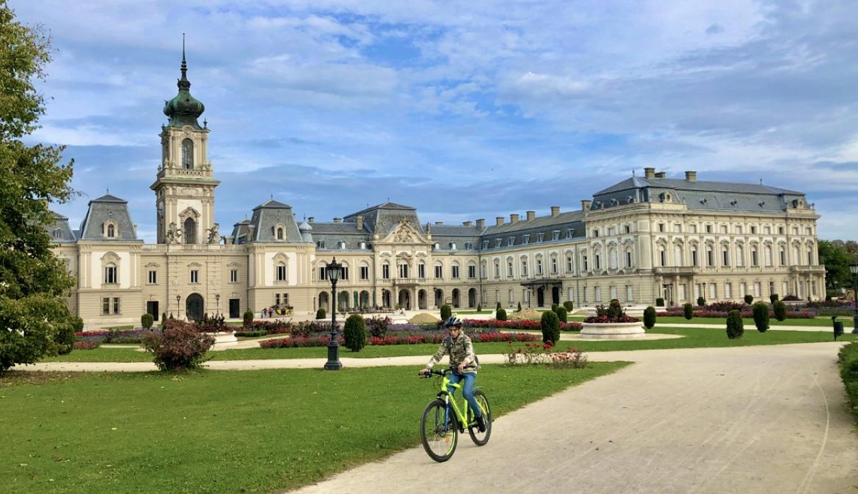 Cári palotaként jelenik meg a keszthelyi kastély a Netflix új sorozatában